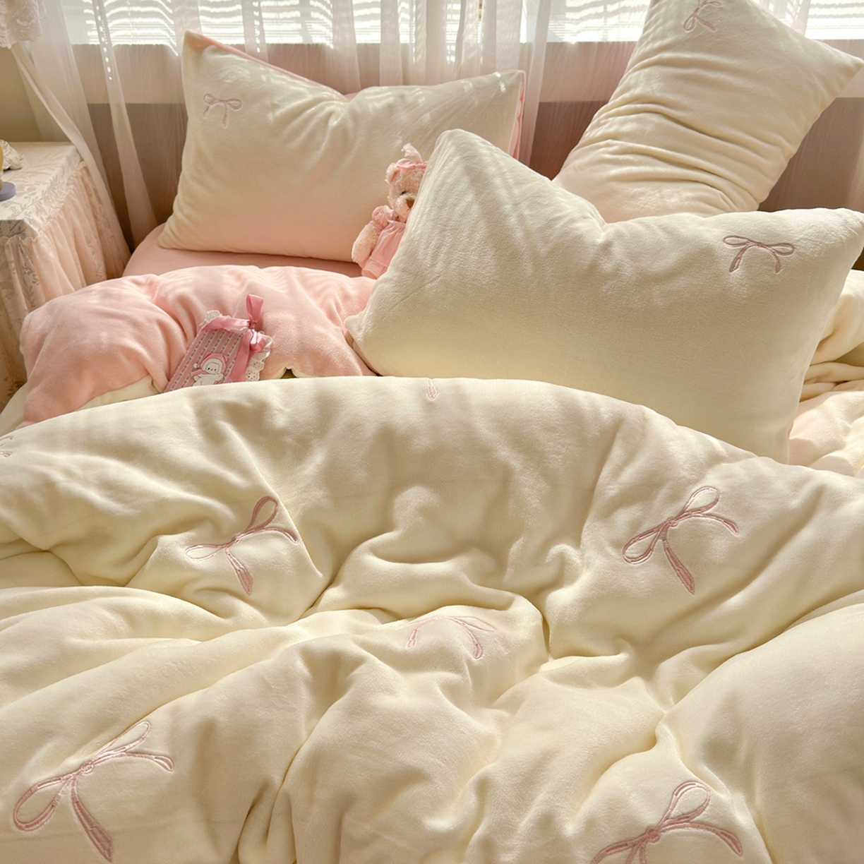91家纺网 家纺一手货源 找家纺 娜娜 2025新款高克重牛奶绒同心结系列单品被套 同心结奶昔白+粉