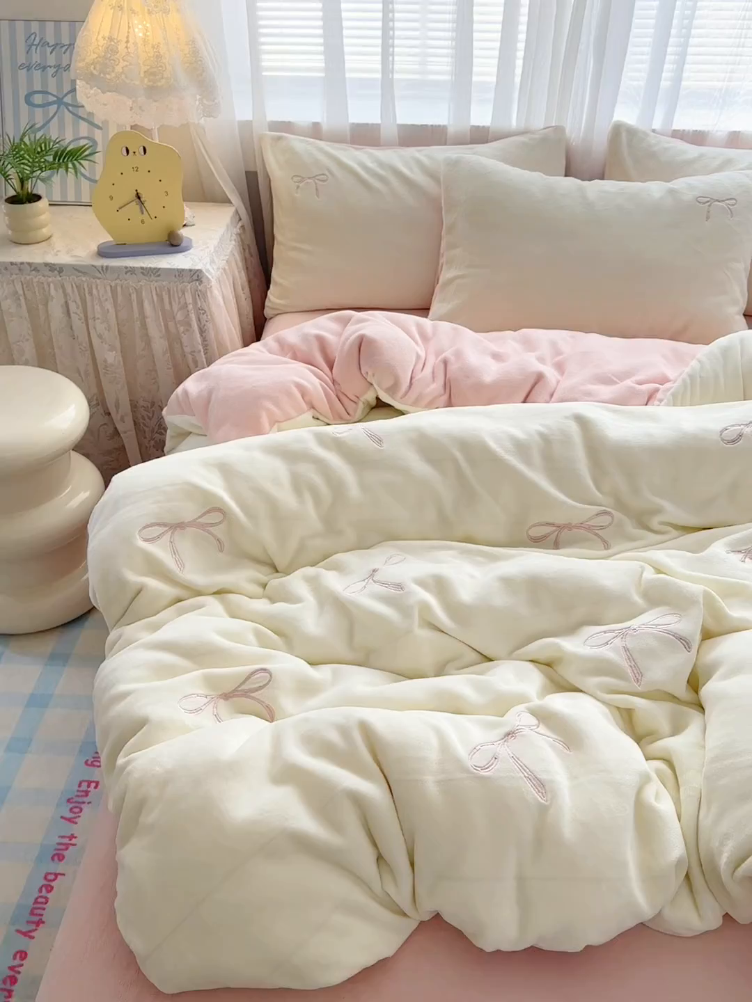 91家纺网 家纺一手货源 找家纺 娜娜 2025新款高克重牛奶绒同心结系列单品被套 同心结奶昔白+粉