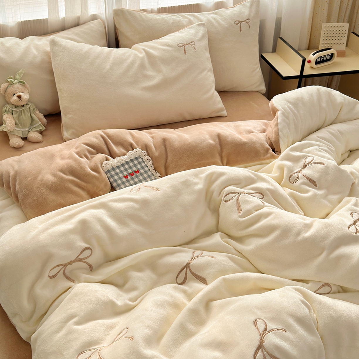 91家纺网 家纺一手货源 找家纺 娜娜 2025新款高克重牛奶绒同心结系列单品被套 同心结奶昔白+咖