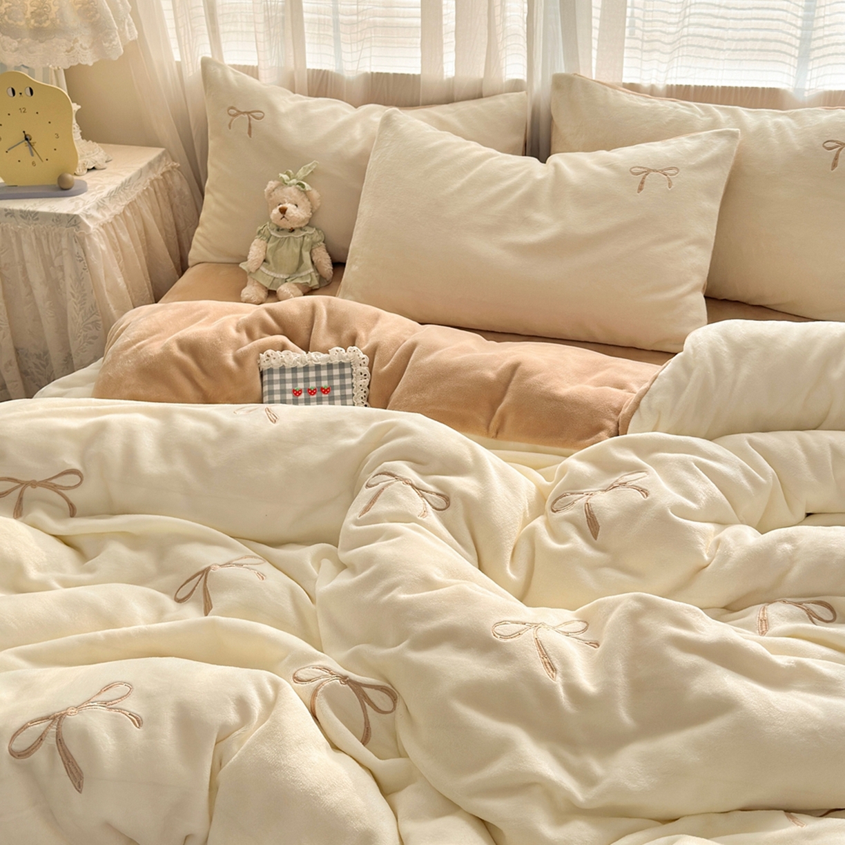 91家纺网 家纺一手货源 找家纺 娜娜 2025新款高克重牛奶绒同心结系列单品被套 同心结奶昔白+咖