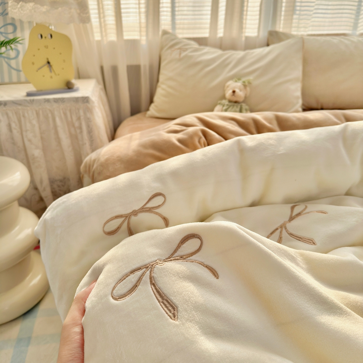 91家纺网 家纺一手货源 找家纺 娜娜 2025新款高克重牛奶绒同心结系列单品被套 同心结奶昔白+咖