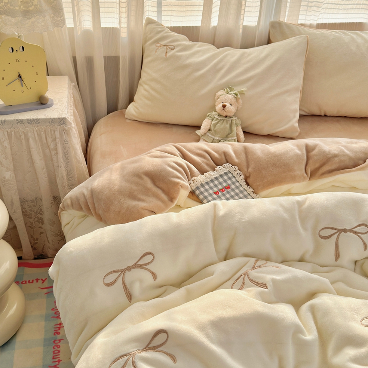 91家纺网 家纺一手货源 找家纺 娜娜 2025新款高克重牛奶绒同心结系列单品被套 同心结奶昔白+咖