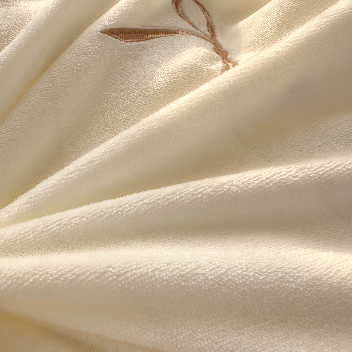 91家纺网 家纺一手货源 找家纺 娜娜 2025新款高克重牛奶绒同心结系列单品被套 同心结奶昔白+咖