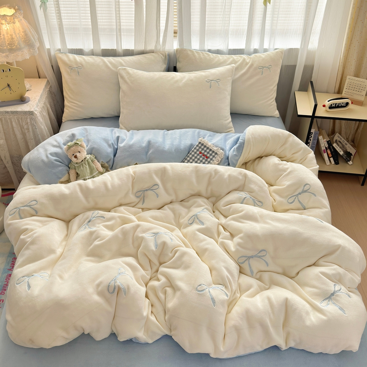 91家纺网 家纺一手货源 找家纺 娜娜 2025新款高克重牛奶绒同心结系列单品被套 同心结奶昔白+天空蓝