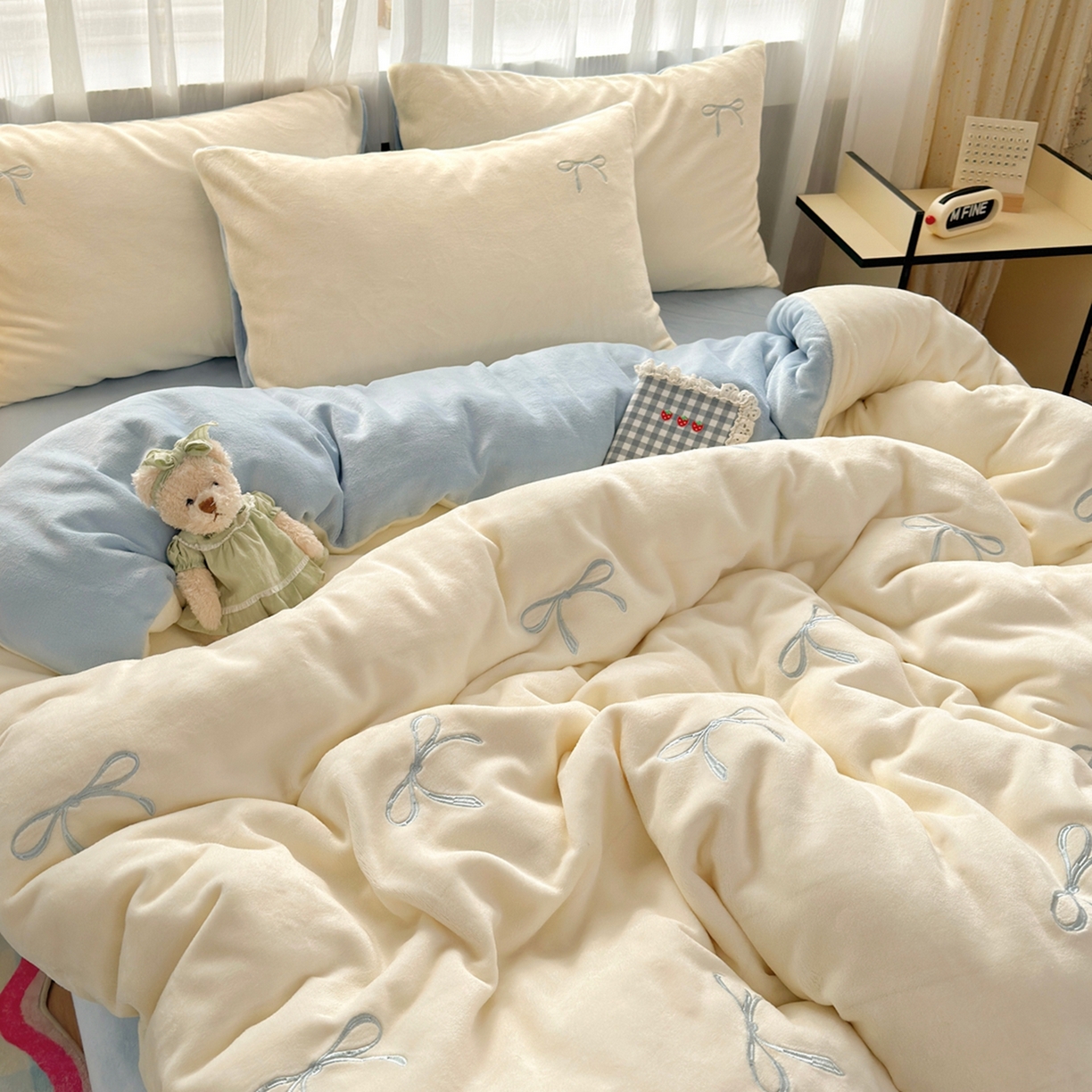 91家纺网 家纺一手货源 找家纺 娜娜 2025新款高克重牛奶绒同心结系列单品被套 同心结奶昔白+天空蓝