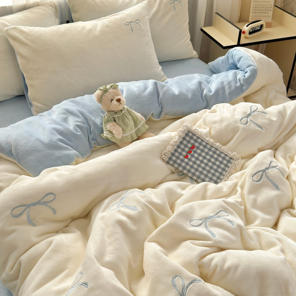 91家纺网 家纺一手货源 找家纺 娜娜 2025新款高克重牛奶绒同心结系列单品被套 同心结奶昔白+天空蓝