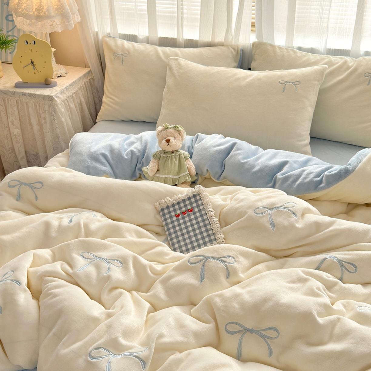 91家纺网 家纺一手货源 找家纺 娜娜 2025新款高克重牛奶绒同心结系列单品被套 同心结奶昔白+天空蓝