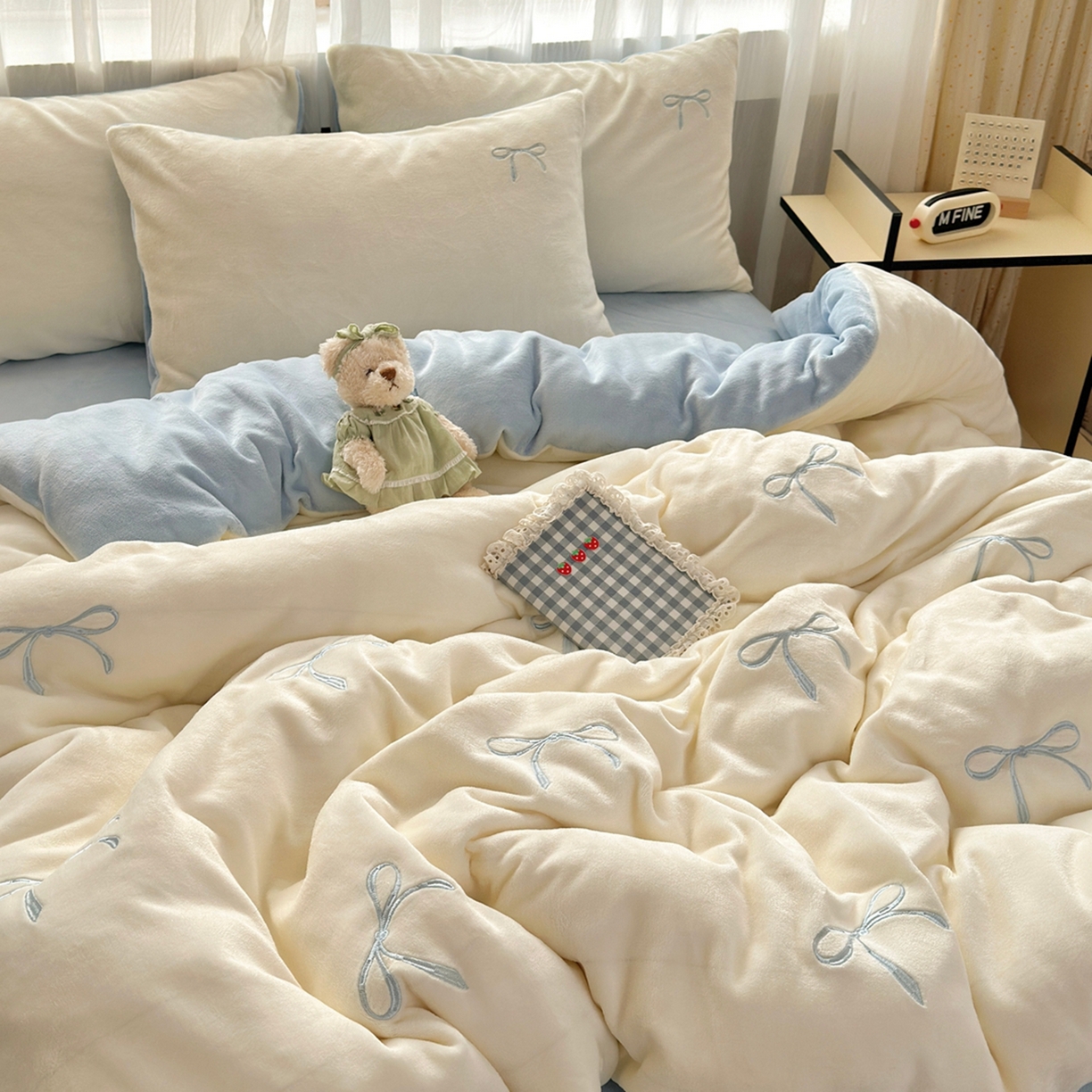 91家纺网 家纺一手货源 找家纺 娜娜 2025新款高克重牛奶绒同心结系列单品被套 同心结奶昔白+天空蓝