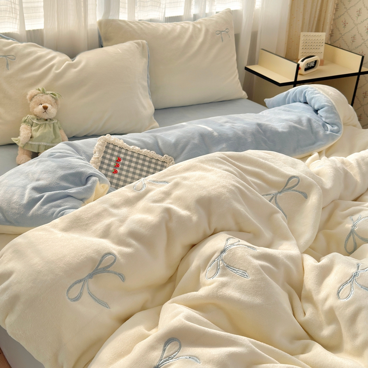 91家纺网 家纺一手货源 找家纺 娜娜 2025新款高克重牛奶绒同心结系列单品被套 同心结奶昔白+天空蓝