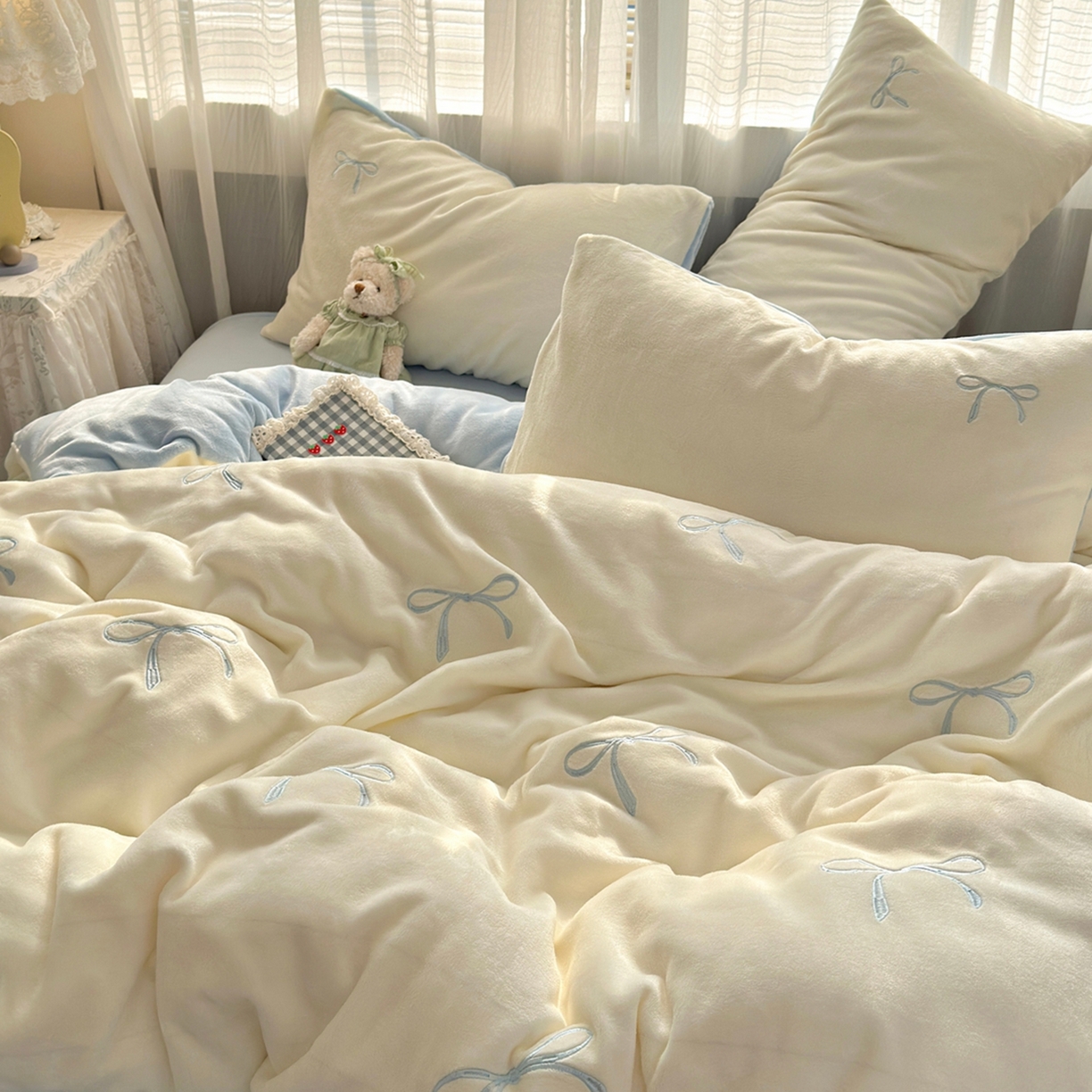 91家纺网 家纺一手货源 找家纺 娜娜 2025新款高克重牛奶绒同心结系列单品被套 同心结奶昔白+天空蓝