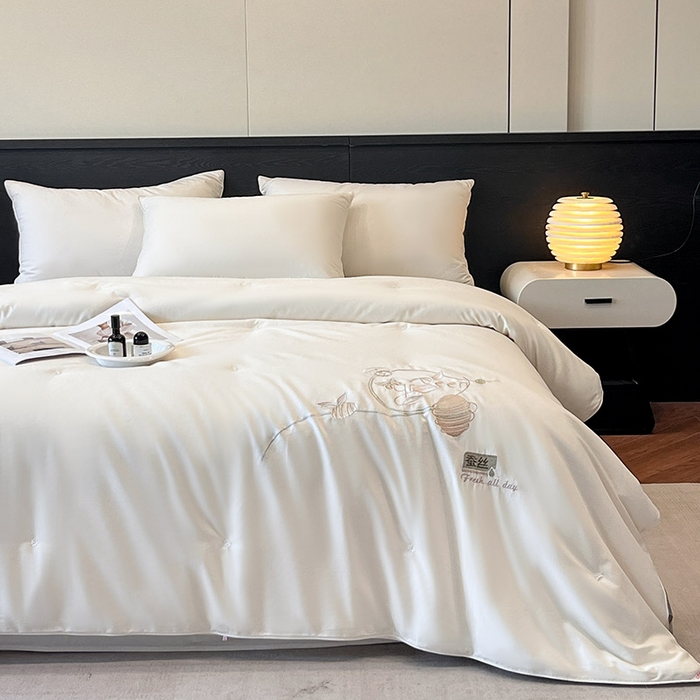 91家纺网 家纺一手货源 找家纺 紫乐 2025新款60支全棉长绒棉绣花蚕丝被纯棉春秋被加厚保暖冬被 奶油白