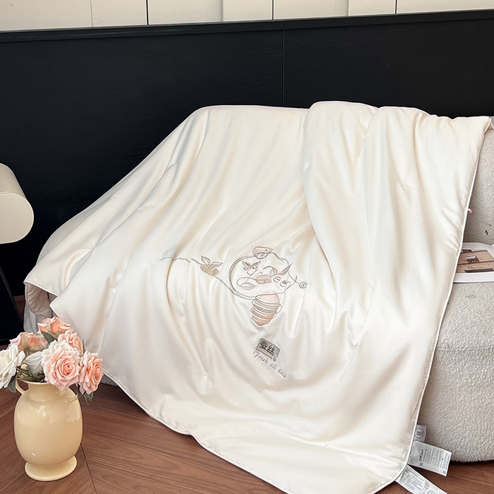 91家纺网 家纺一手货源 找家纺 紫乐 2025新款60支全棉长绒棉绣花蚕丝被纯棉春秋被加厚保暖冬被 奶油白