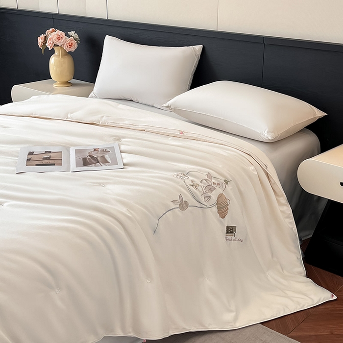 91家纺网 家纺一手货源 找家纺 紫乐 2025新款60支全棉长绒棉绣花蚕丝被纯棉春秋被加厚保暖冬被 奶油白