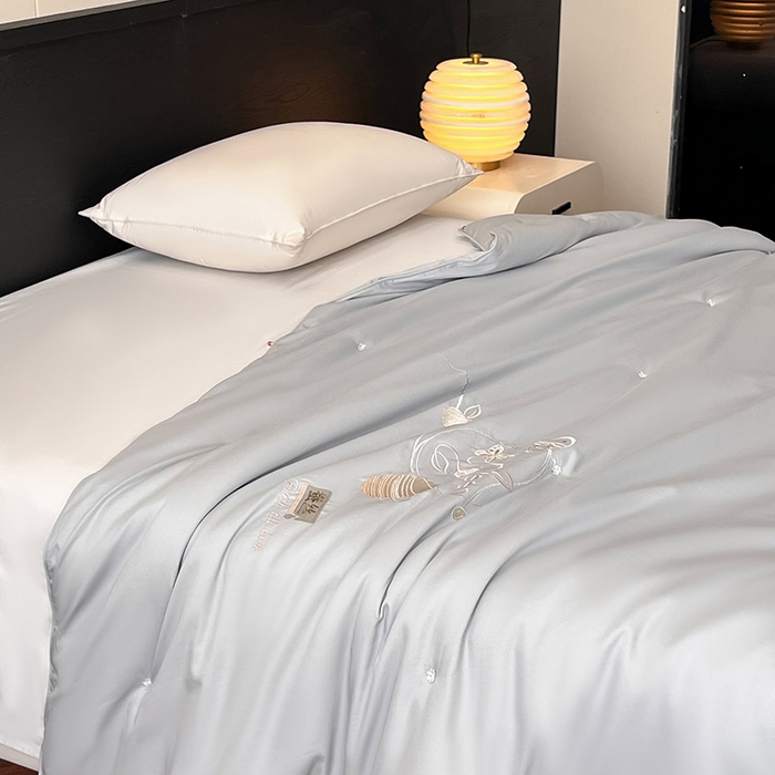 91家纺网 家纺一手货源 找家纺 紫乐 2025新款60支全棉长绒棉绣花蚕丝被纯棉春秋被加厚保暖冬被 海鸥灰