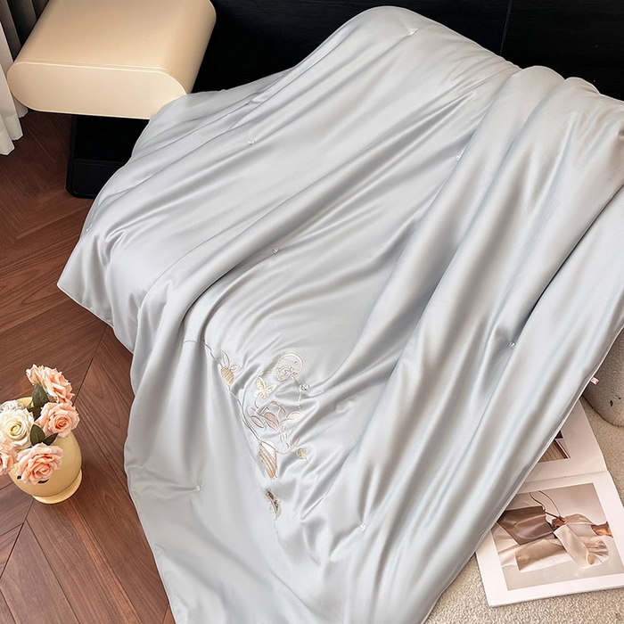 91家纺网 家纺一手货源 找家纺 紫乐 2025新款60支全棉长绒棉绣花蚕丝被纯棉春秋被加厚保暖冬被 海鸥灰