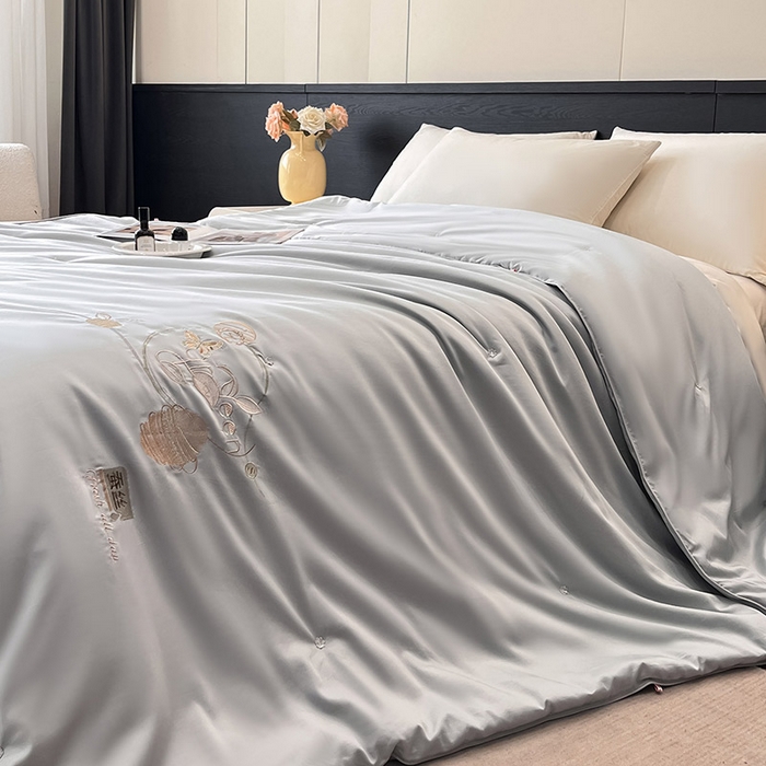 91家纺网 家纺一手货源 找家纺 紫乐 2025新款60支全棉长绒棉绣花蚕丝被纯棉春秋被加厚保暖冬被 海鸥灰