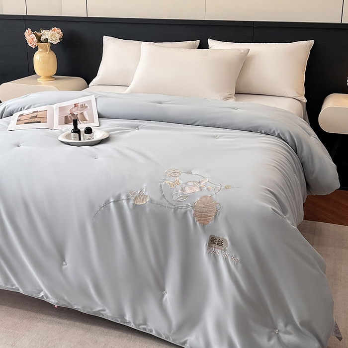 91家纺网 家纺一手货源 找家纺 紫乐 2025新款60支全棉长绒棉绣花蚕丝被纯棉春秋被加厚保暖冬被 海鸥灰