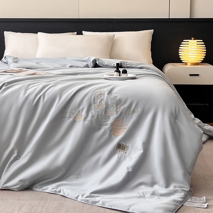 91家纺网 家纺一手货源 找家纺 紫乐 2025新款60支全棉长绒棉绣花蚕丝被纯棉春秋被加厚保暖冬被 海鸥灰