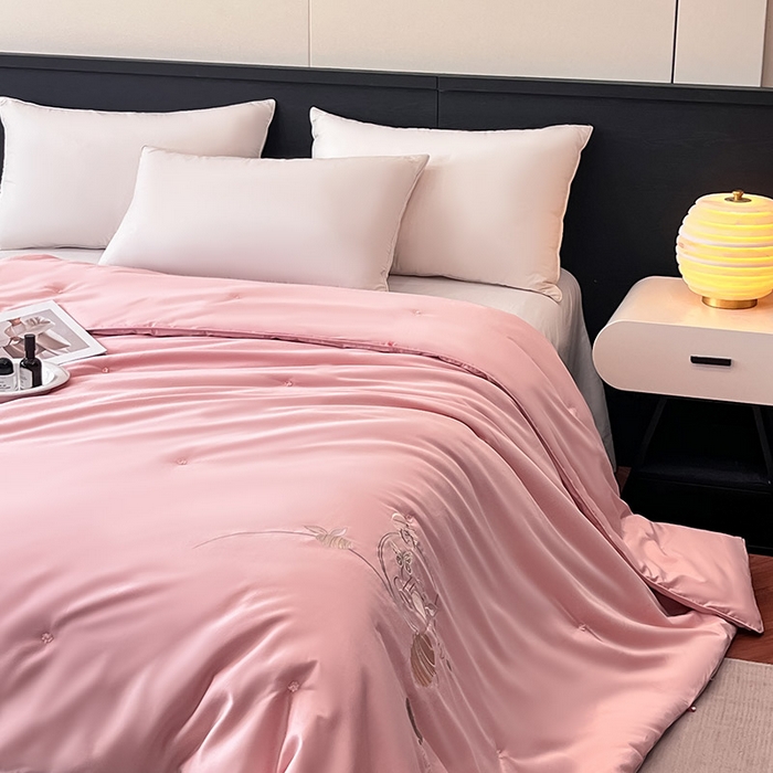 91家纺网 家纺一手货源 找家纺 紫乐 2025新款60支全棉长绒棉绣花蚕丝被纯棉春秋被加厚保暖冬被 暖心粉