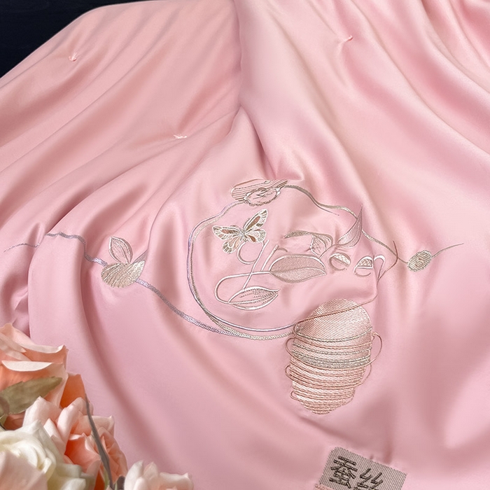 91家纺网 家纺一手货源 找家纺 紫乐 2025新款60支全棉长绒棉绣花蚕丝被纯棉春秋被加厚保暖冬被 暖心粉