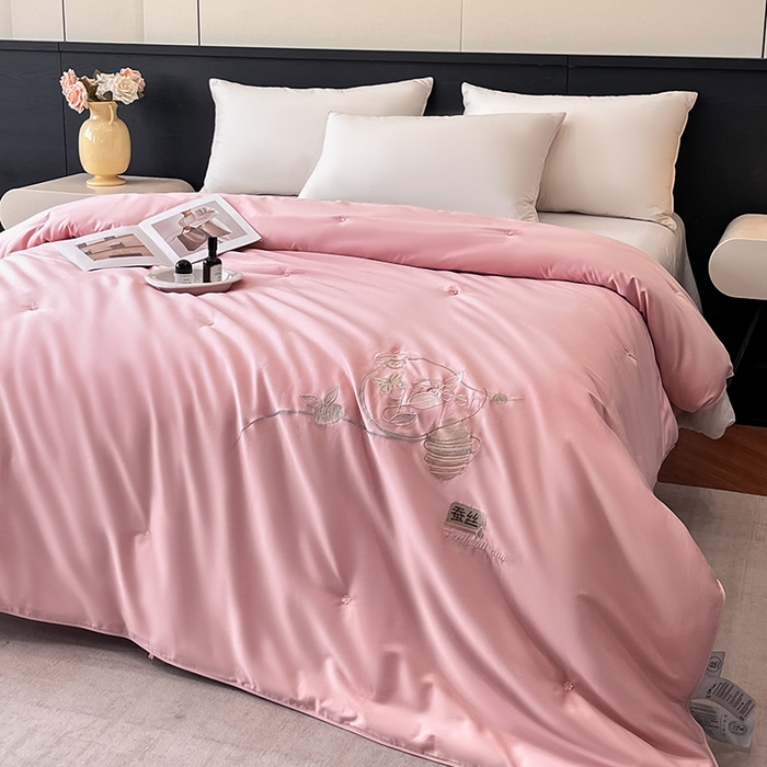 91家纺网 家纺一手货源 找家纺 紫乐 2025新款60支全棉长绒棉绣花蚕丝被纯棉春秋被加厚保暖冬被 暖心粉