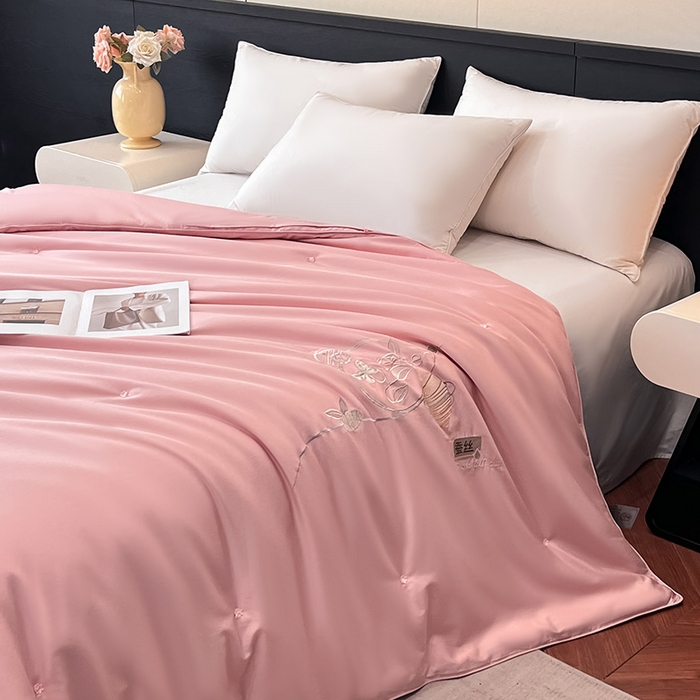 91家纺网 家纺一手货源 找家纺 紫乐 2025新款60支全棉长绒棉绣花蚕丝被纯棉春秋被加厚保暖冬被 暖心粉