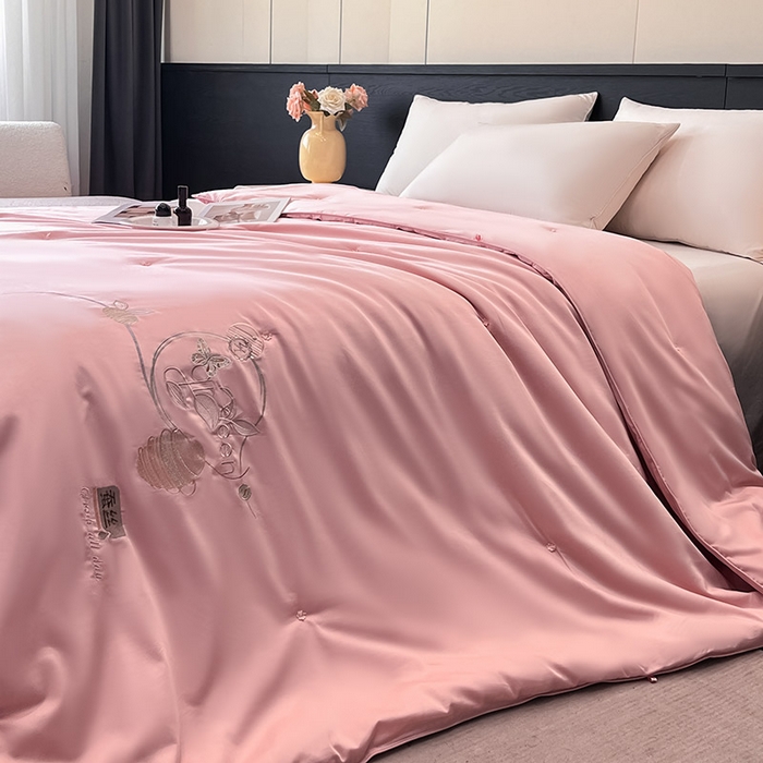 91家纺网 家纺一手货源 找家纺 紫乐 2025新款60支全棉长绒棉绣花蚕丝被纯棉春秋被加厚保暖冬被 暖心粉