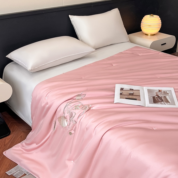 91家纺网 家纺一手货源 找家纺 紫乐 2025新款60支全棉长绒棉绣花蚕丝被纯棉春秋被加厚保暖冬被 暖心粉