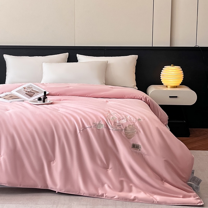 91家纺网 家纺一手货源 找家纺 紫乐 2025新款60支全棉长绒棉绣花蚕丝被纯棉春秋被加厚保暖冬被 暖心粉