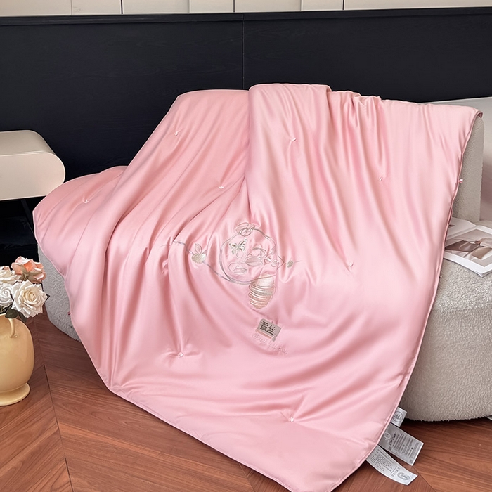 91家纺网 家纺一手货源 找家纺 紫乐 2025新款60支全棉长绒棉绣花蚕丝被纯棉春秋被加厚保暖冬被 暖心粉