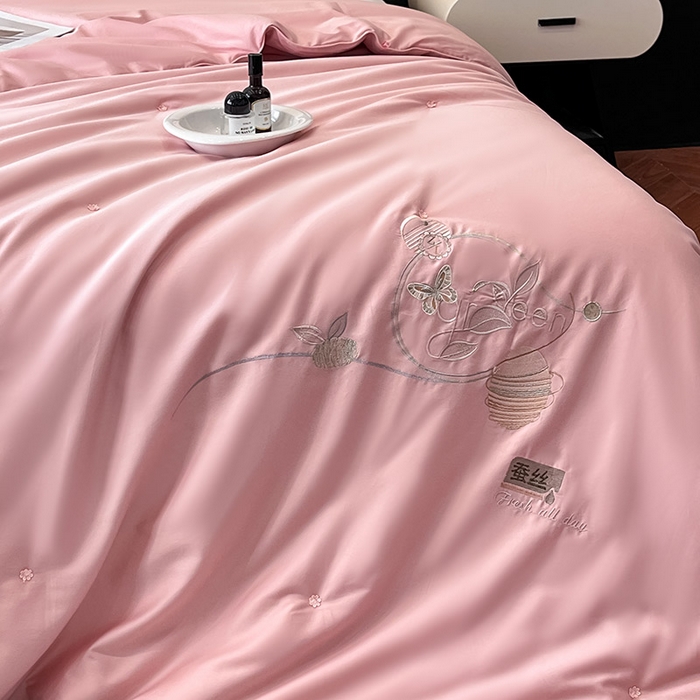 91家纺网 家纺一手货源 找家纺 紫乐 2025新款60支全棉长绒棉绣花蚕丝被纯棉春秋被加厚保暖冬被 暖心粉