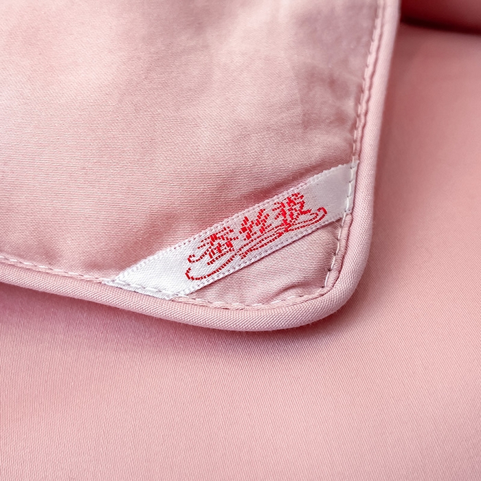 91家纺网 家纺一手货源 找家纺 紫乐 2025新款60支全棉长绒棉绣花蚕丝被纯棉春秋被加厚保暖冬被 暖心粉