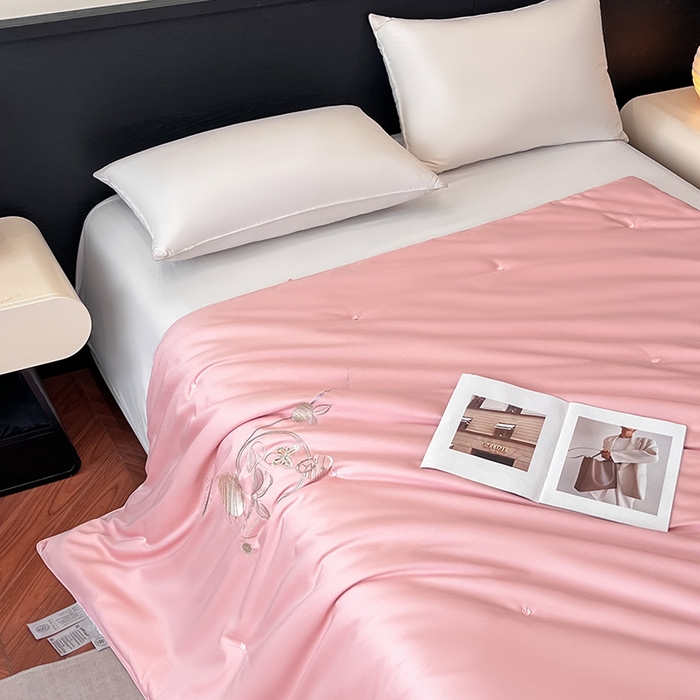 91家纺网 家纺一手货源 找家纺 紫乐 2025新款60支全棉长绒棉绣花蚕丝被纯棉春秋被加厚保暖冬被 暖心粉