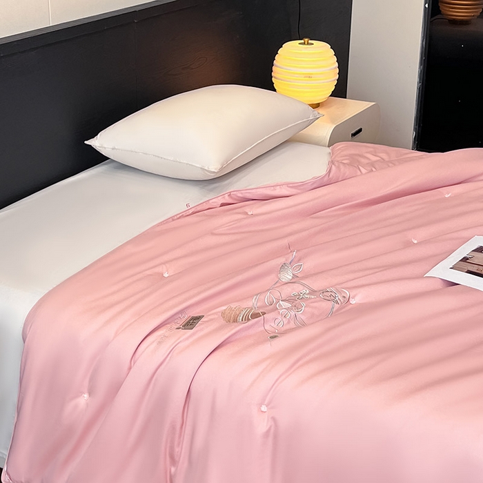 91家纺网 家纺一手货源 找家纺 紫乐 2025新款60支全棉长绒棉绣花蚕丝被纯棉春秋被加厚保暖冬被 暖心粉