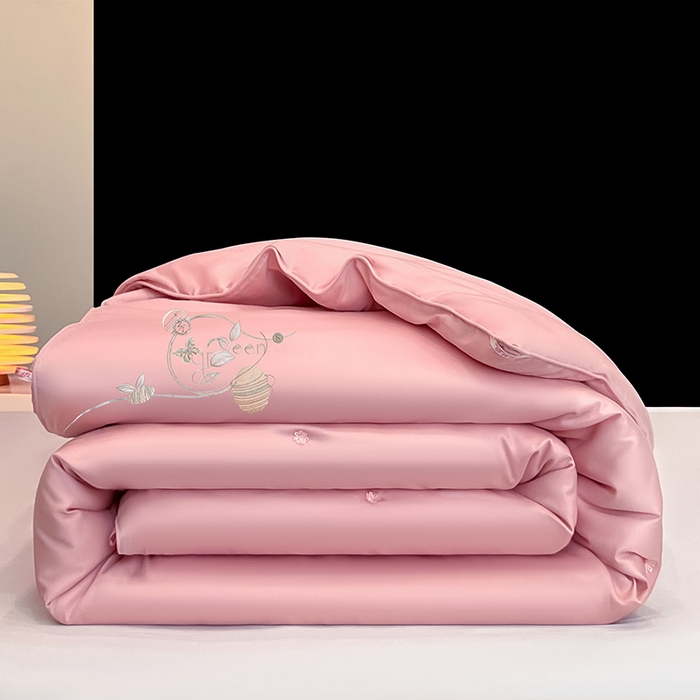 91家纺网 家纺一手货源 找家纺 紫乐 2025新款60支全棉长绒棉绣花蚕丝被纯棉春秋被加厚保暖冬被 暖心粉