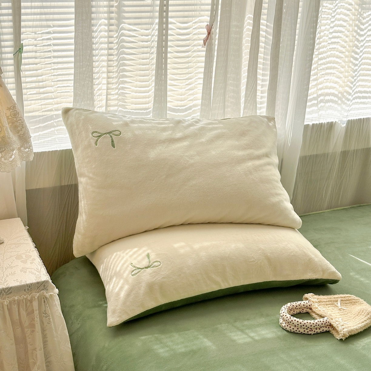 91家纺网 家纺一手货源 找家纺 （总）娜娜 2025新款高克重牛奶绒同心结系列单品枕套