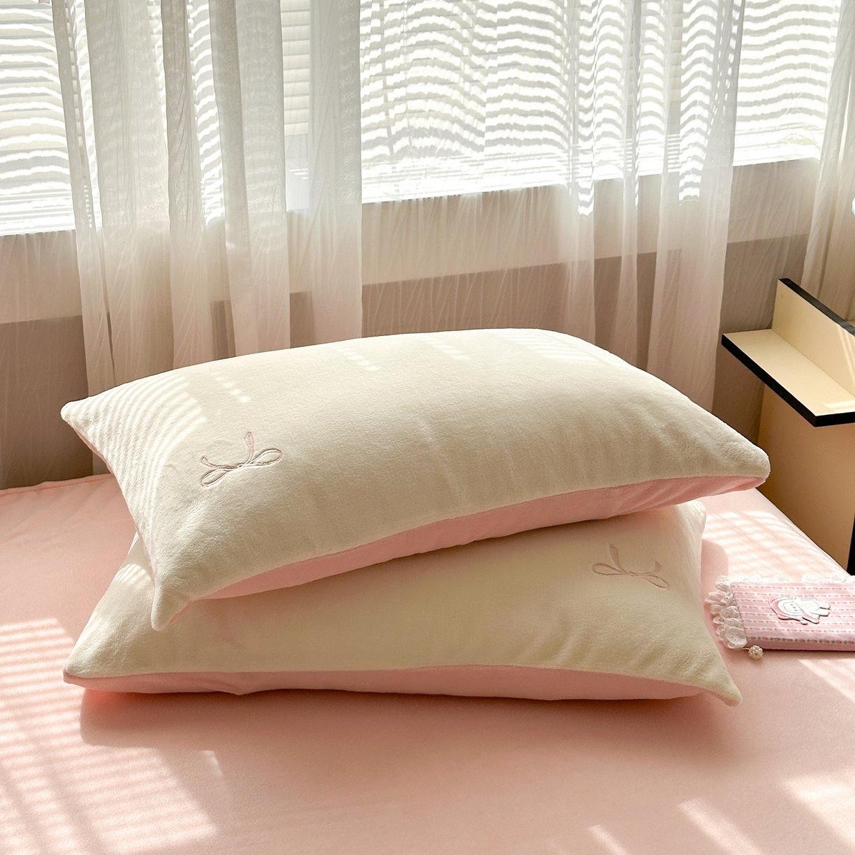 91家纺网 家纺一手货源 找家纺 娜娜 2025新款高克重牛奶绒同心结系列单品枕套 同心结白+粉