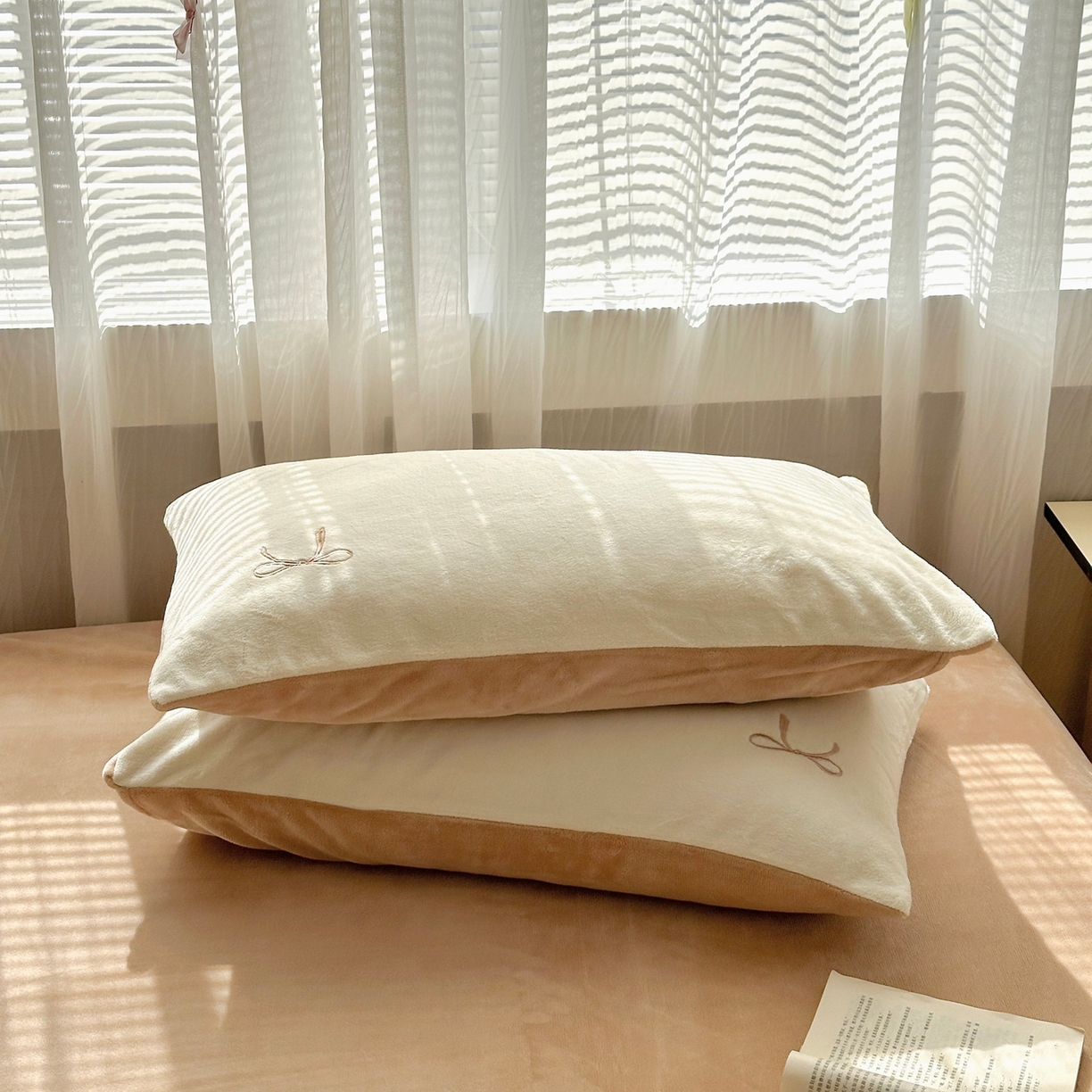 91家纺网 家纺一手货源 找家纺 娜娜 2025新款高克重牛奶绒同心结系列单品枕套 同心结白+咖