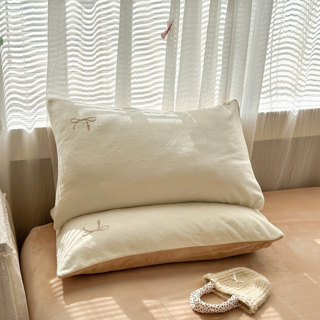 91家纺网 家纺一手货源 找家纺 娜娜 2025新款高克重牛奶绒同心结系列单品枕套 同心结白+咖