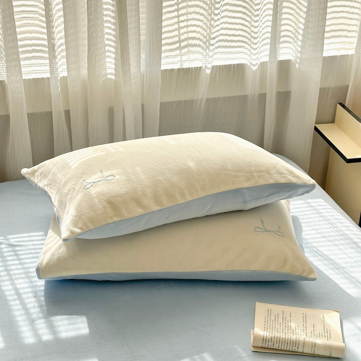 91家纺网 家纺一手货源 找家纺 娜娜 2025新款高克重牛奶绒同心结系列单品枕套 同心结白+蓝