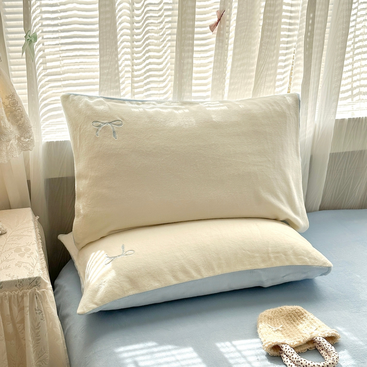 91家纺网 家纺一手货源 找家纺 娜娜 2025新款高克重牛奶绒同心结系列单品枕套 同心结白+蓝