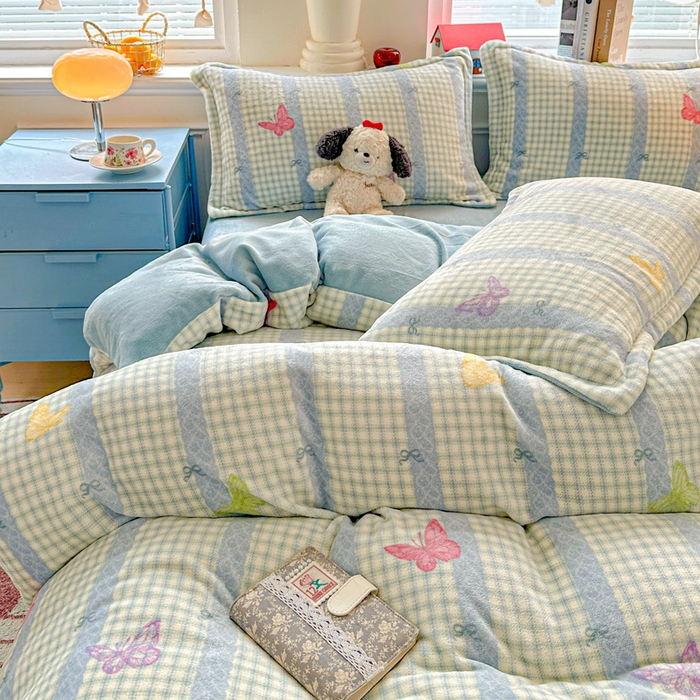 91家纺网 家纺一手货源 找家纺 卡普家居 2025新款加厚保暖牛奶绒系列--四件套 蝶舞格韵