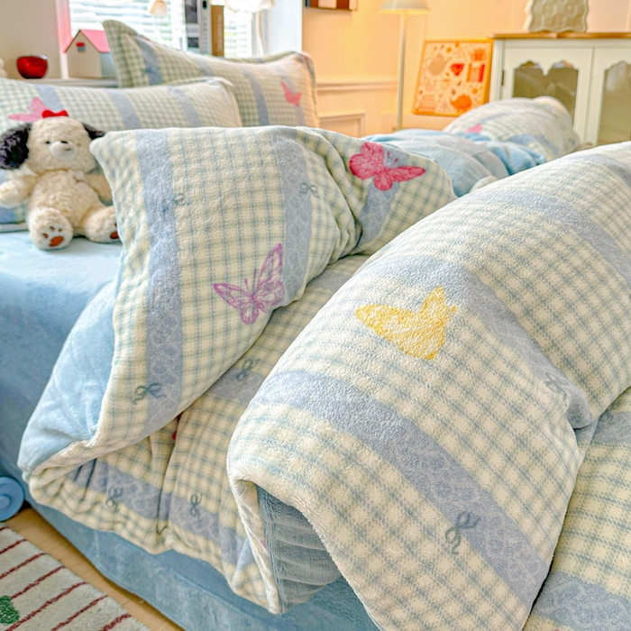 91家纺网 家纺一手货源 找家纺 卡普家居 2025新款加厚保暖牛奶绒系列--四件套 蝶舞格韵