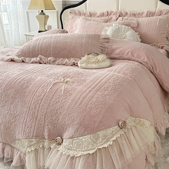 91家纺网 家纺一手货源 找家纺 金绣美居 2025新款加厚雕花牛奶绒四件套-蝶花园 蝶花园-牛奶粉