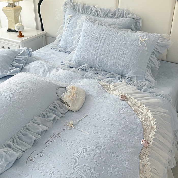 91家纺网 家纺一手货源 找家纺 金绣美居 2025新款加厚雕花牛奶绒四件套-蝶花园 蝶花园-湖水蓝
