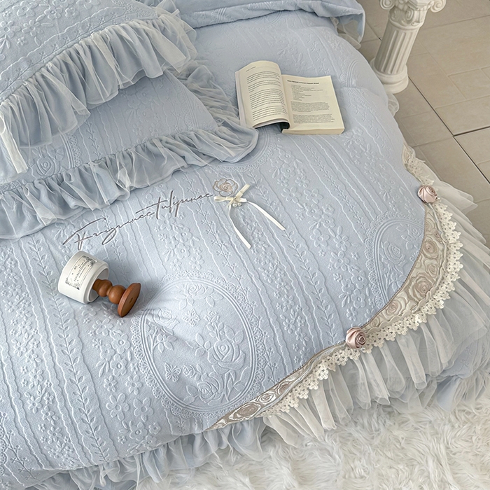 91家纺网 家纺一手货源 找家纺 金绣美居 2025新款加厚雕花牛奶绒四件套-蝶花园 蝶花园-湖水蓝