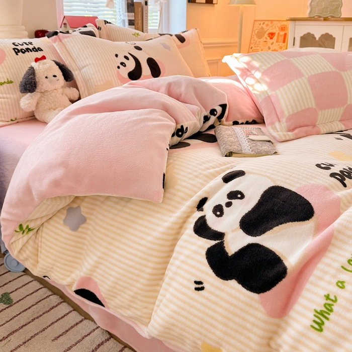 91家纺网 家纺一手货源 找家纺 卡普家居 2025新款加厚保暖牛奶绒系列--四件套 粉熊猫