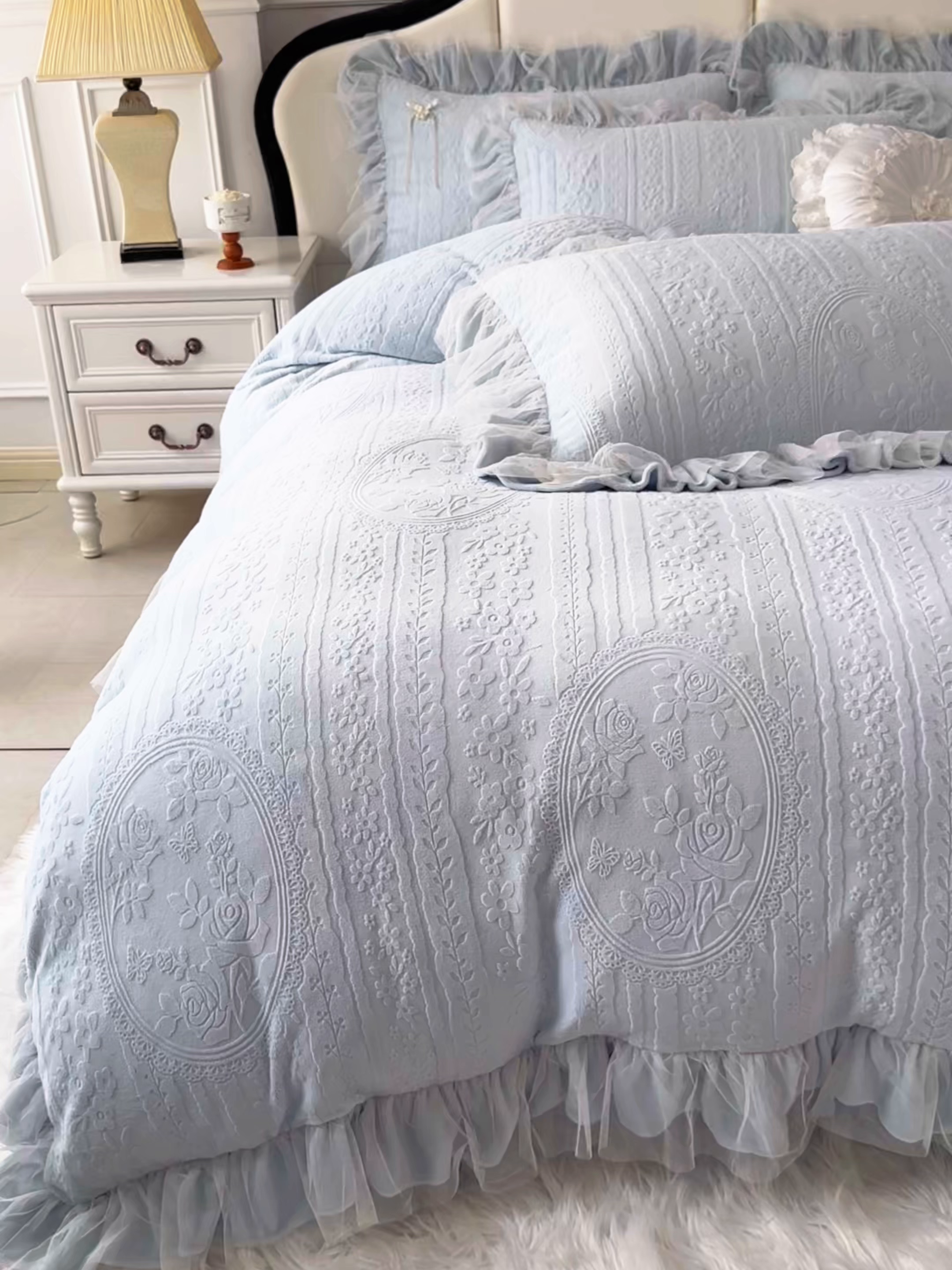 91家纺网 家纺一手货源 找家纺 金绣美居 2025新款加厚雕花牛奶绒四件套-蝶花园 蝶花园-湖水蓝