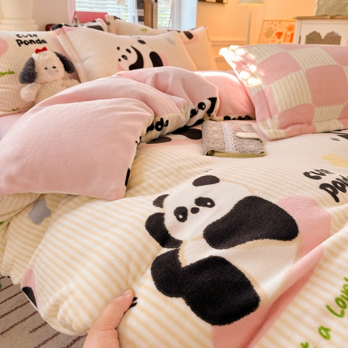 91家纺网 家纺一手货源 找家纺 卡普家居 2025新款加厚保暖牛奶绒系列--四件套 粉熊猫