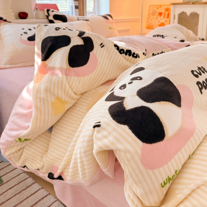 91家纺网 家纺一手货源 找家纺 卡普家居 2025新款加厚保暖牛奶绒系列--四件套 粉熊猫